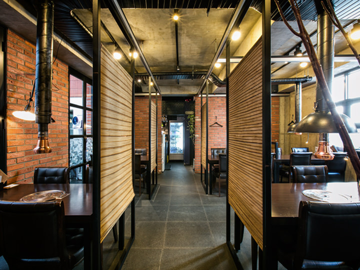 落ち着いた雰囲気の1階