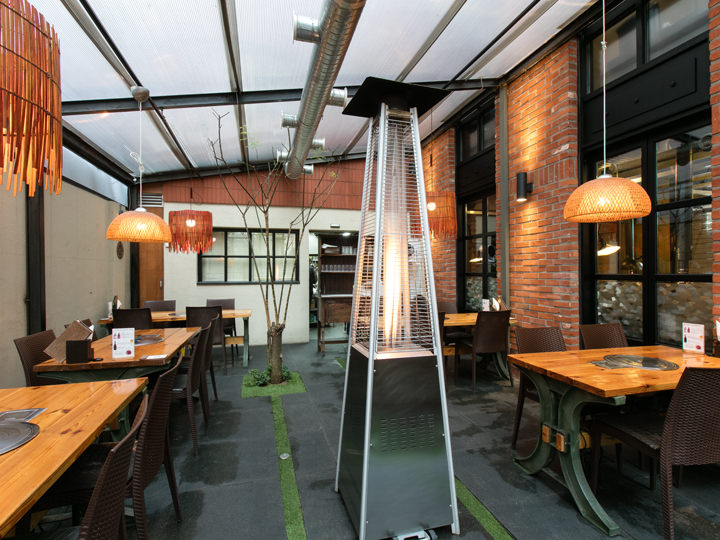 屋外のような開放感のある席もあり