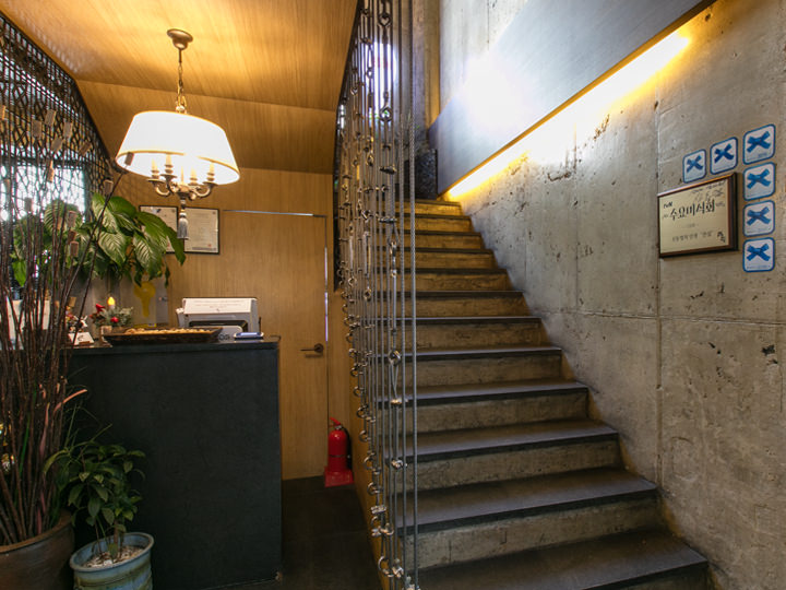 レジ、2階への階段