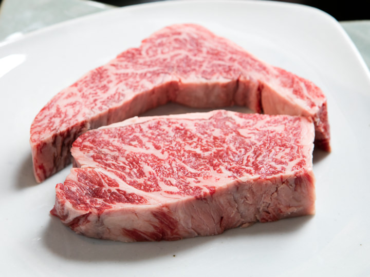 韓牛ロース(トゥンシム)
肉汁たっぷりで柔らかく、香り高い韓牛ロース。