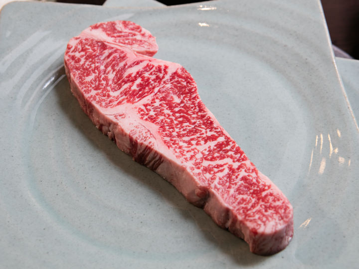 韓牛サーロイン(チェックッサル)
特有の香ばしさと噛み応えが魅力の韓牛最上級の部位。