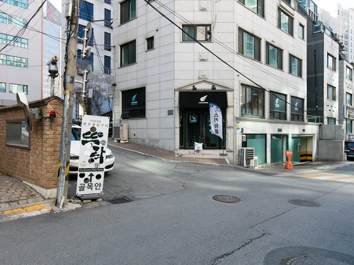 周辺は閑静な住宅街(店舗は写真立て看板を目印に左へ入ったところに位置)