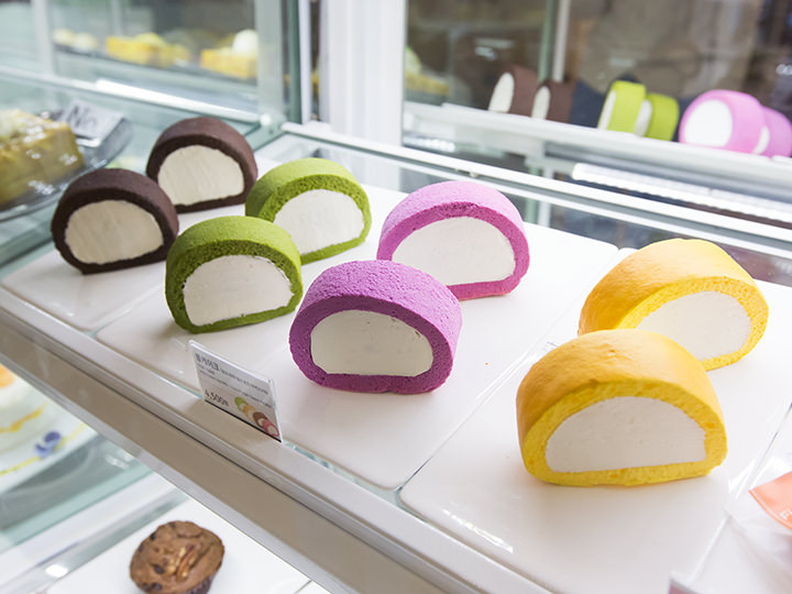 色鮮やかな紫いもなどのロールケーキ