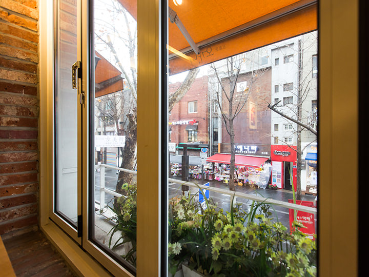 窓側の席に座れば、仁寺洞メインストリートを見下ろせる