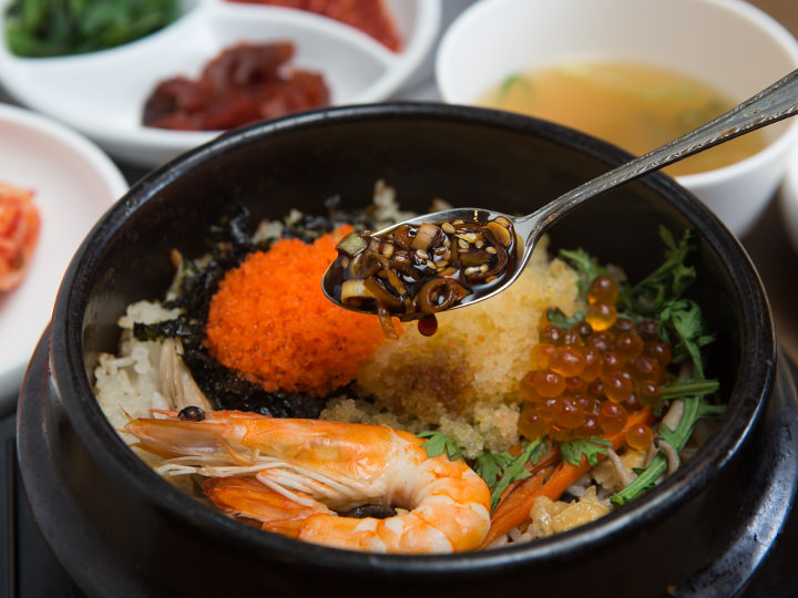 ネギやゴマ油を合わせた特製醤油はお好みで