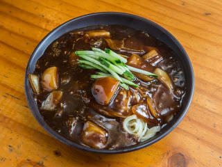 手作りの麺を使った「昔ながらの手打ちジャージャー麺」