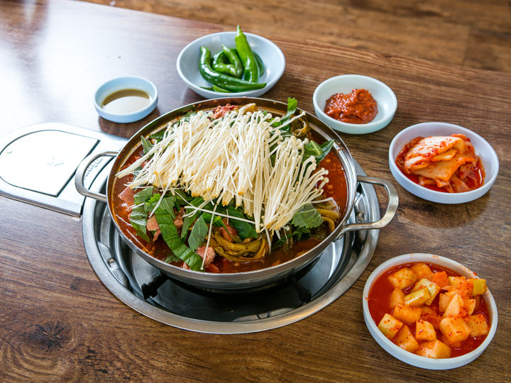 大きな鍋に野菜や豚肉がたっぷり ※写真は中サイズ