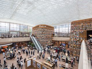 高さ13ｍにも及ぶ書棚が圧巻の「ピョルマダン図書館」