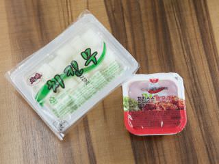 ピリ辛ソース(ヤンニョムソース)と甘酢大根は別途販売