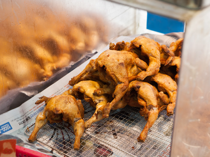 店頭に並ぶチキンの山