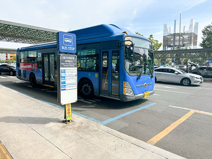 ゲート前停留所から乗車できる101番バス