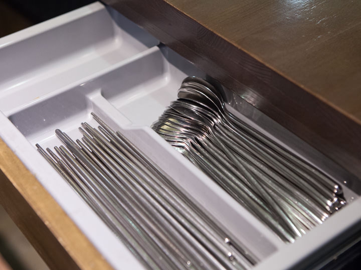 スプーンとお箸はテーブル脇にセット