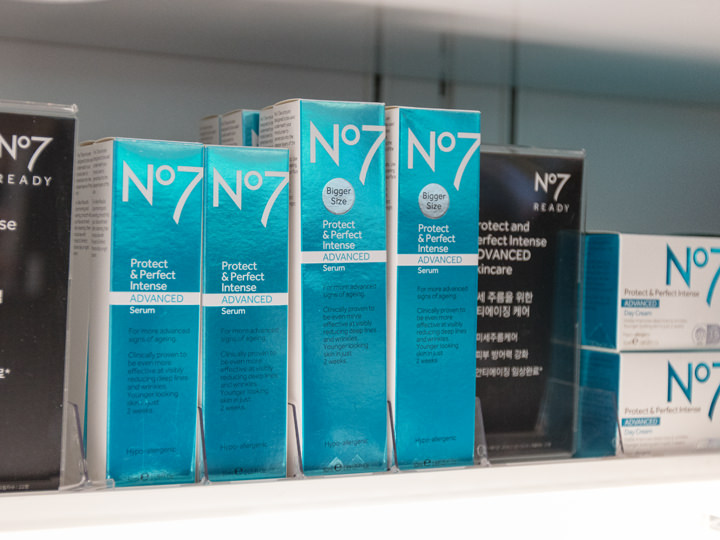 美容セラム「No.7プロテクトアンドパーフェクトエッセンスアドバンストセラム」(30ml、48,000ウォン)