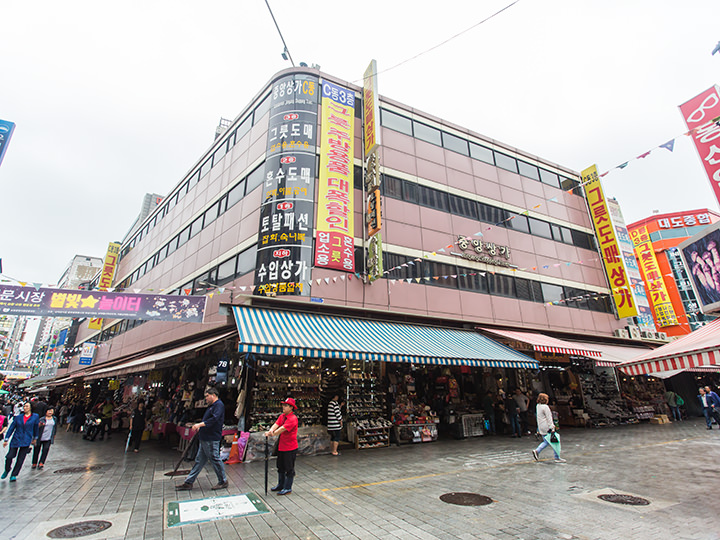 「セボサ」が入店している「中央商街」外観