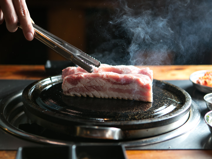 1.よく熱した石板に豚の脂を塗り、サムギョプサルを置く