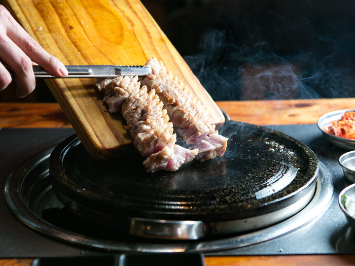 3.食べやすく切ったサムギョプサルを石板へ戻す