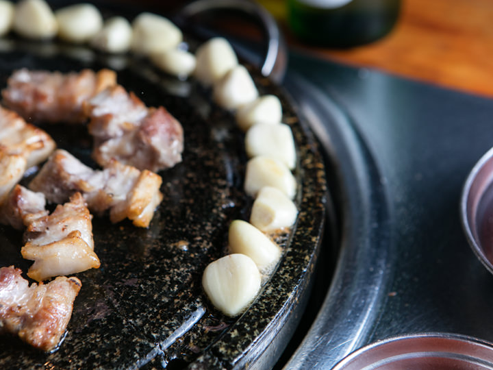 石板の溝で焼いたニンニクはホクホクで美味!