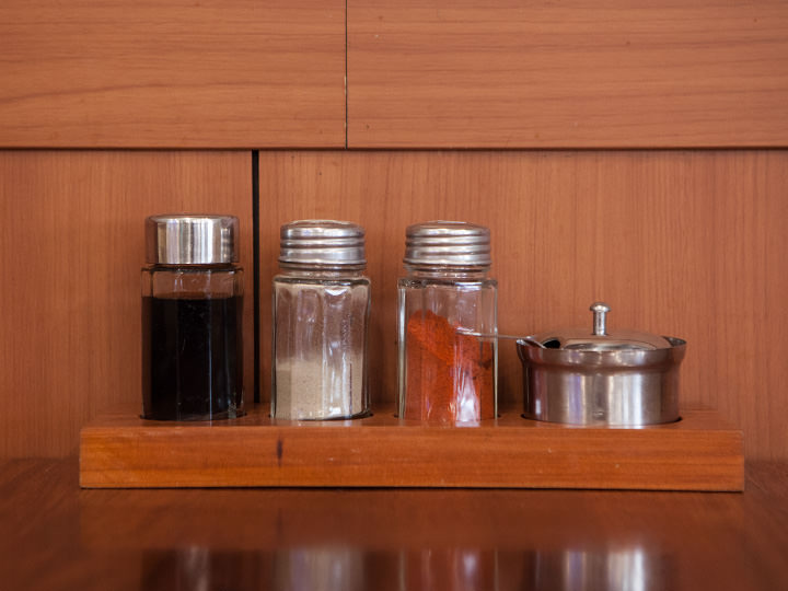 備え付けの薬味を入れても(右端)