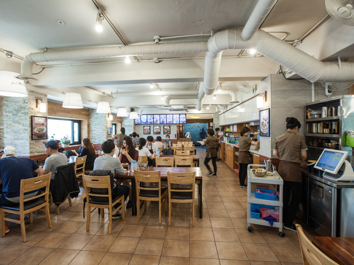 お昼過ぎでも店内には多くの人が