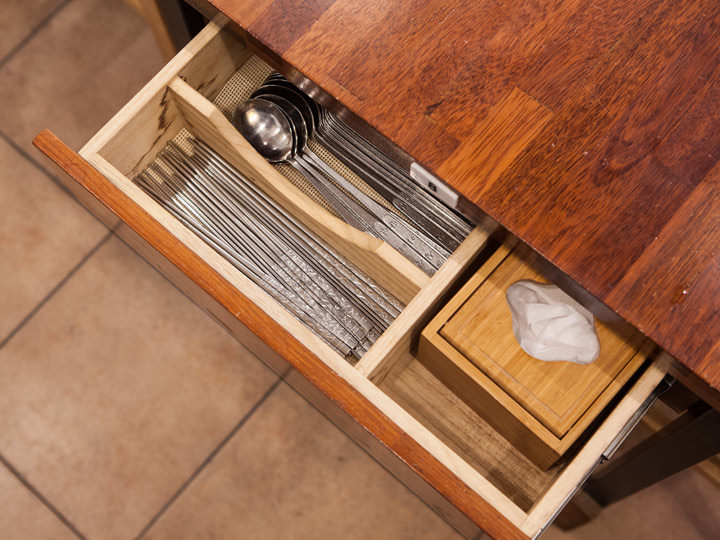 お箸とスプーンはテーブルの引き出しにあります