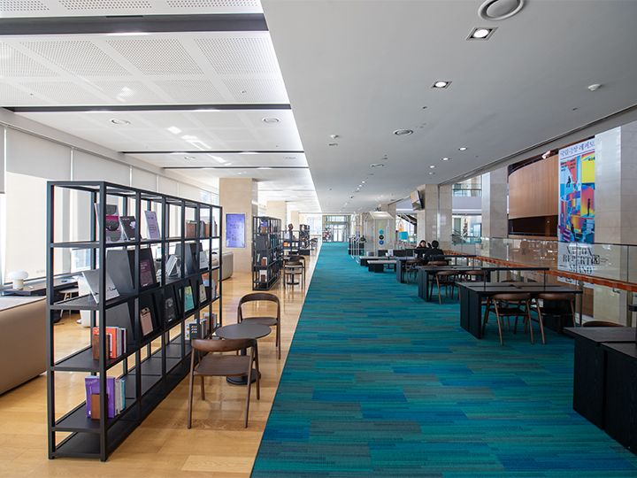 2階休憩ロビー(ブックラウンジ)