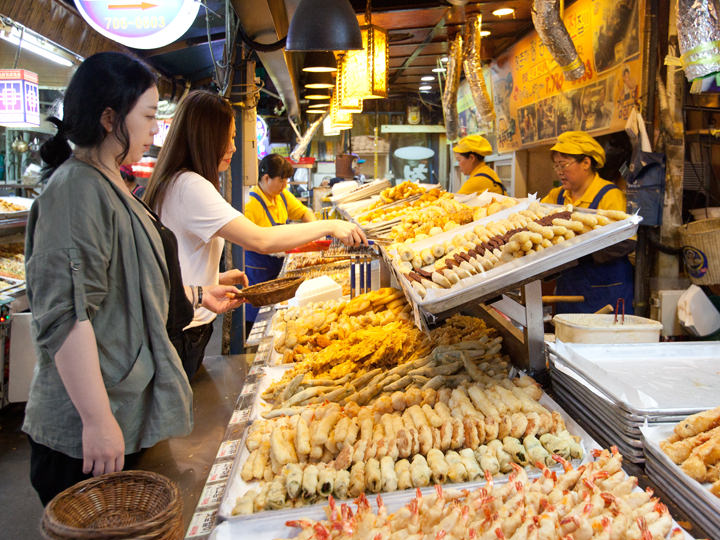 様々なチヂミや天ぷらが並ぶ「青鶴洞プチムゲ」