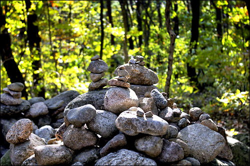 韓国では、石を段にして高く積み上げながら、願いごとをするそう