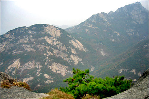 北漢山
地下鉄4号線水踰(スユ、Suyu)駅からバスで約10分、または地下鉄3号線旧把撥(クパバル、Gupabal)駅からバスで約10分