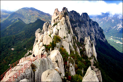 雪岳山
東ソウルバスターミナルから束草(ソッチョ)まで高速バスで約4時間