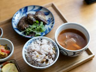 雑穀米とスープと日替わりのメイン料理