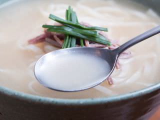 「クッシ」のスープは韓牛の外バラ肉のみをじっくり煮こんだもの