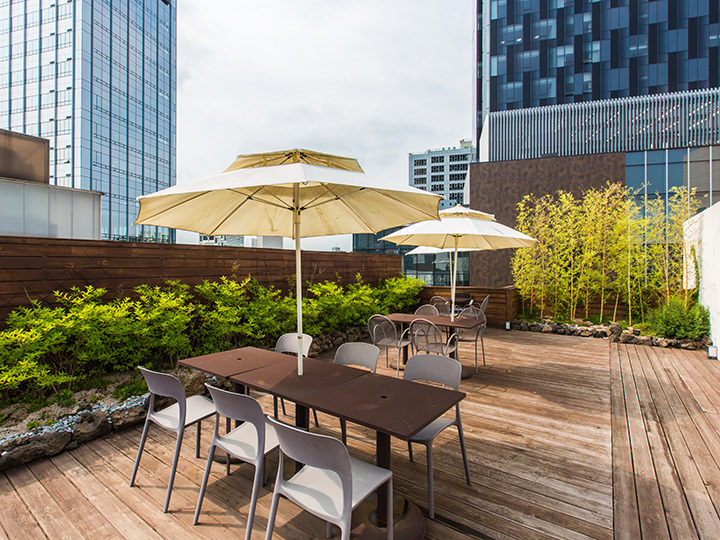 天候の良い日は屋上のテラスも利用可能