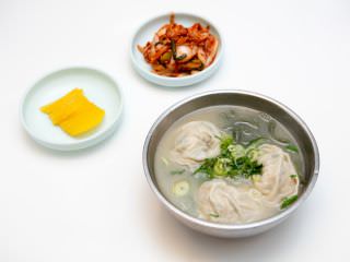 「手作り餃子入り韓国手打ち麺(ソンマンドゥカルグクス)」