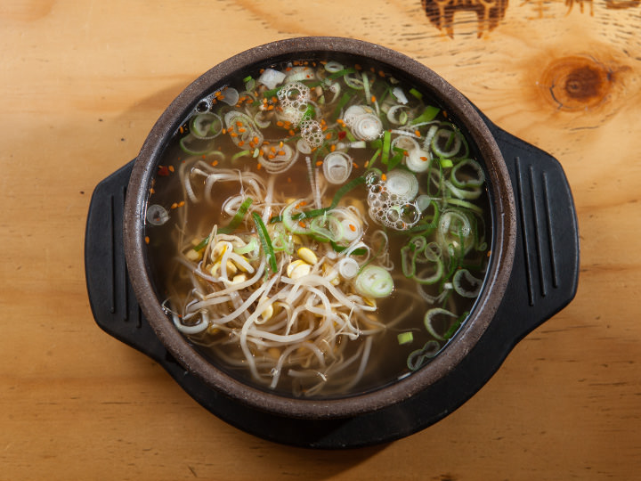 程よい温かさのあっさりスープが特徴の「全州南部式コンナムルクッパ」