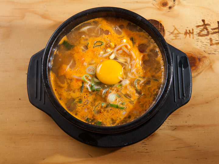 熱々のスープが特徴の「全州煮立て式コンナムルクッパ」