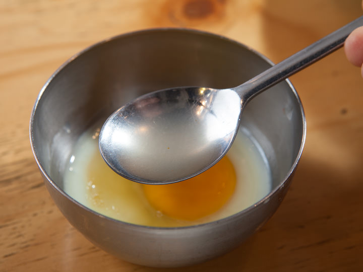 玉子にスープを3杯入れてよく混ぜご飯や豆モヤシを絡める