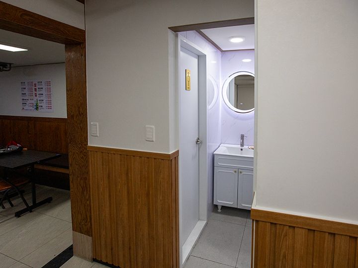 店内の奥にある男女別のお手洗い