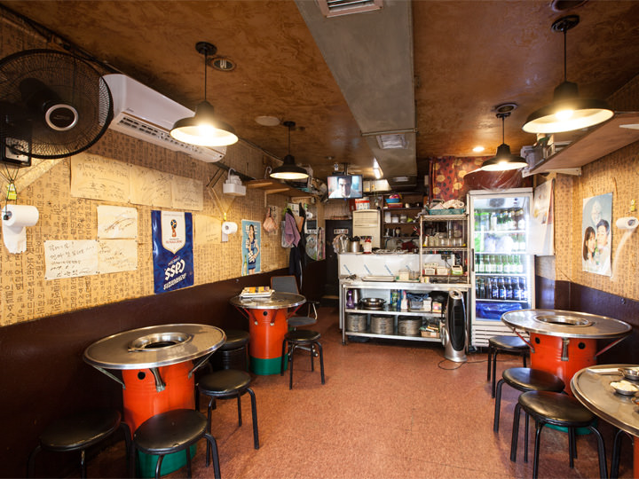 ドラム缶を利用したテーブルが並ぶ1階