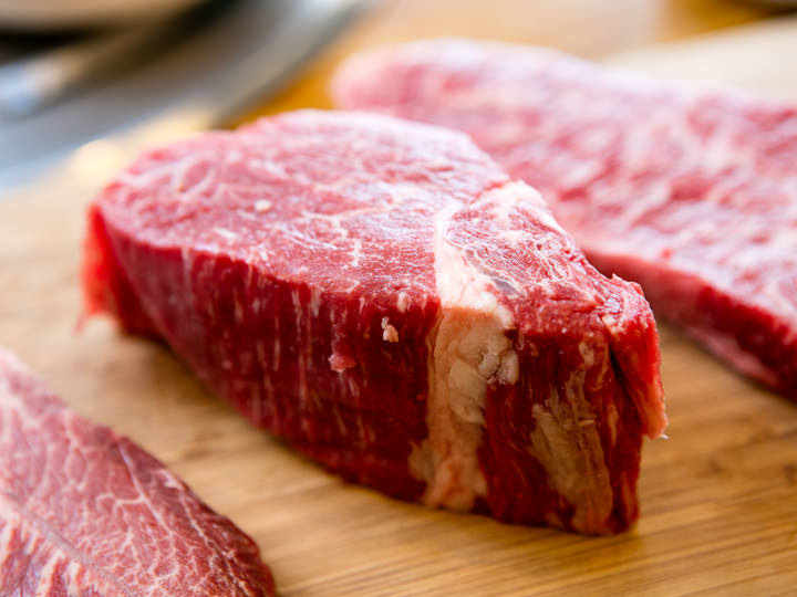 韓牛ヒレ(アンシム) 100g 18,000ウォン(写真のお肉は46,800ウォン) 通常3.5cm以上の厚さに切り出すというヒレは、赤身肉好きな方にぜひ。江原道(カンウォンド)産の炭火で表面を炙り、内側はミディアムレア程度がベストなタイミングです。 韓牛ヒレ(アンシム) 100g 18,000ウォン(写真のお肉は46,800ウォン) 通常3.5cm以上の厚さに切り出すというヒレは、赤身肉好きな方にぜひ。江原道(カンウォンド)産の炭火で表面を炙り、内側はミディアムレア程度がベストなタイミングです。