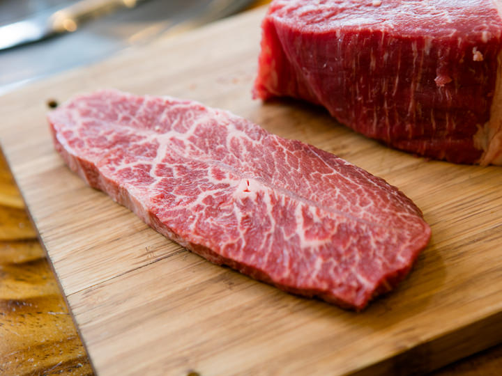 韓牛ミスジ(ブチェサル)
この3種の中で一番牛肉の香りが強いミスジは、赤身と脂肪のバランスのよさと柔らかさが特徴です。ほどよく脂肪が入っているので、しつこくないのも人気の秘密。