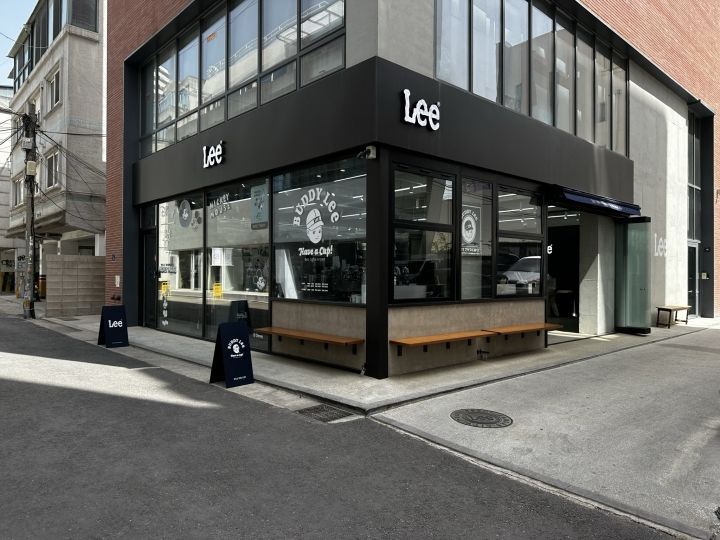 百貨店でよく見かけるブランドのフラグシップ店