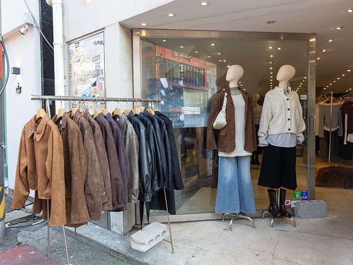 店内は広くファッションアイテムもずらり