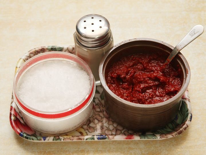 (左)塩、(中央)胡椒、(右)唐辛子ベースの薬味