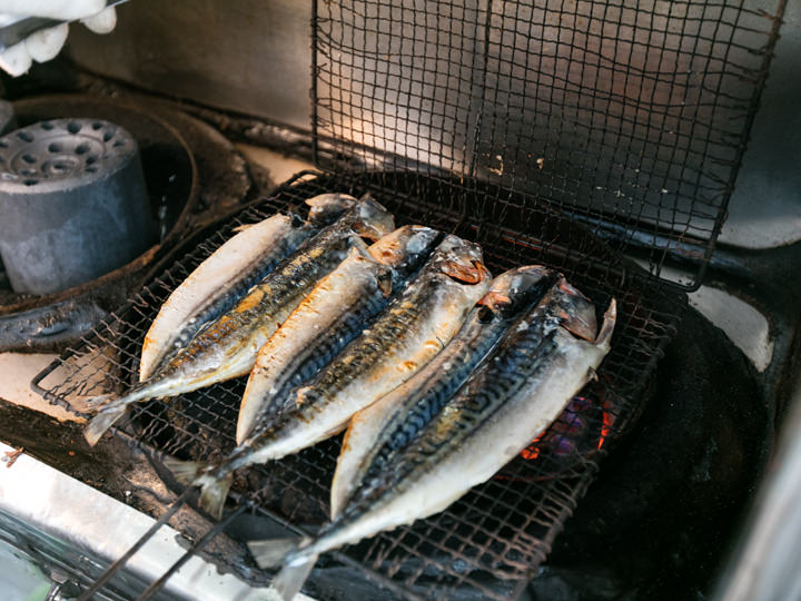 店の周りには1日中焼き魚のいい香りが