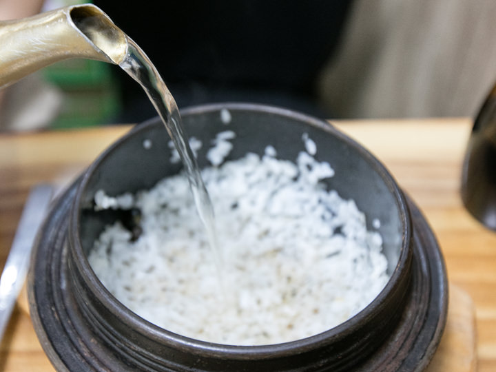 熱いうちに麦茶を注ぐのがポイント