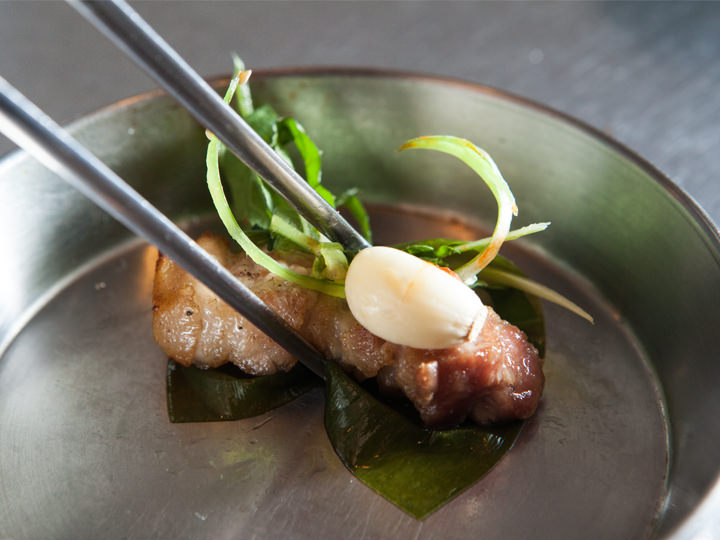 おかずの葉野菜に包んで食べるのも定番