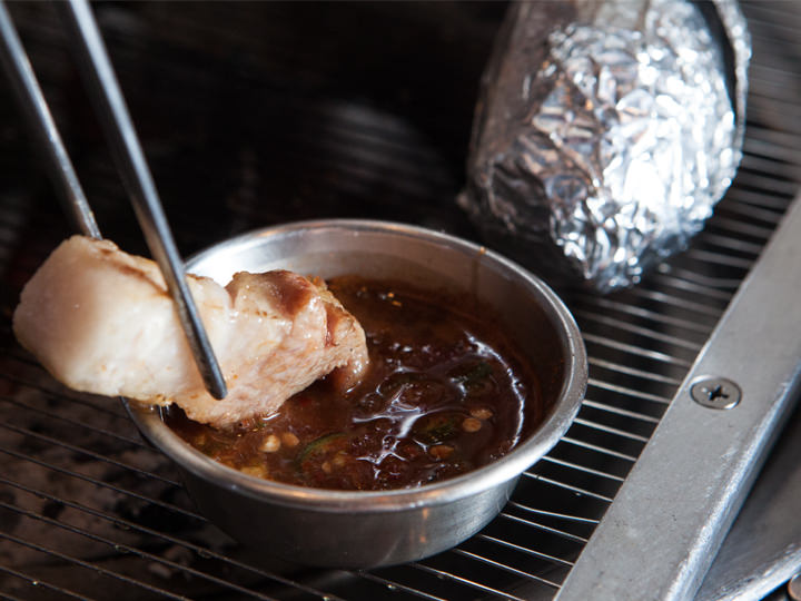 カタクチイワシのソースに付けると濃厚な味わいに