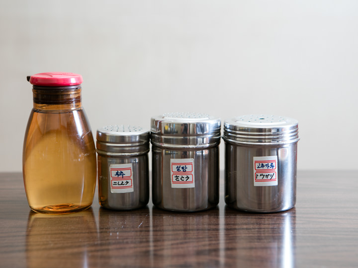 テーブル上の調味料には日本語も
