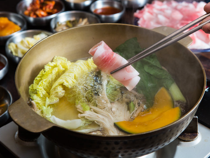 野菜が煮えてきたらお肉を入れます