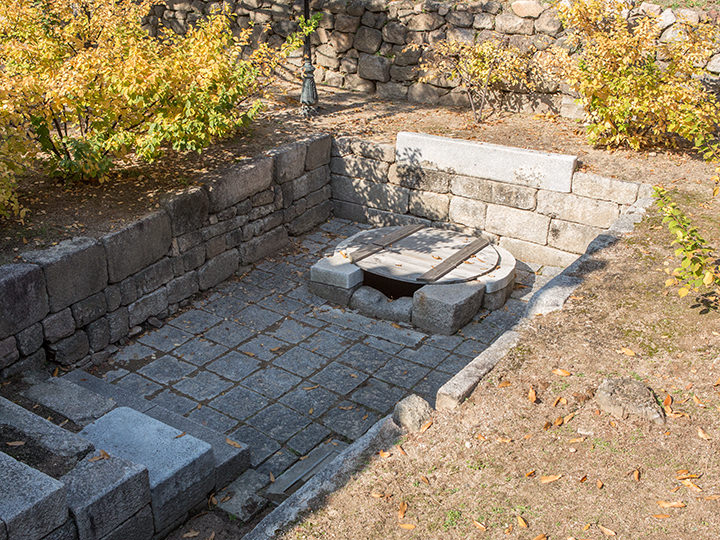 「冷泉亭」の裏側にある井戸で、祭祀の際にはこの水が使われたとのこと